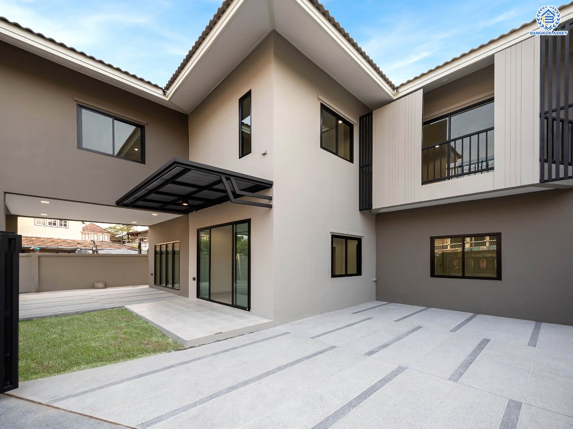 บ้านมือสองตกแต่งใหม่ โครงการ บูรพาวิลล่า3 บรมราชชนนี เนื้อที่ 60 ตร.ว. ฟังก์ชันครบ 4 ห้องนอน 3 ห้องน้ำ 1 ห้องอเนกประสงค์ 2 ที่จอดรถ บ้านสวยสภาพดี พร้อมเข้าอยู่ บนทำเลศักยภาพเข้า-ออกได้หลายเส้นทาง ใกล้รถไฟฟ้าสายสีน้ำเงิน "สถานีไฟฉาย" และทางด่วน "ศรีรัช"